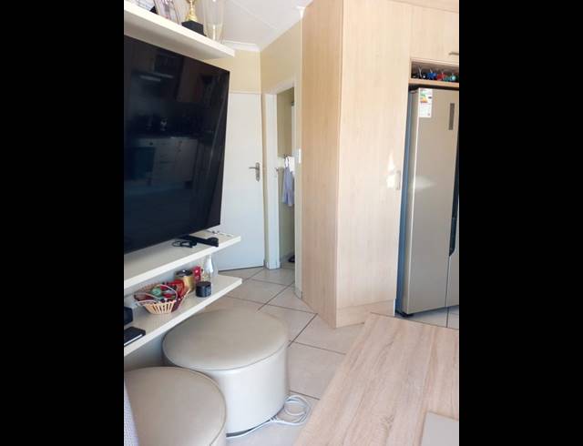 2 BEDROOM PROPERTY TO RENT IN LAKEFIELD